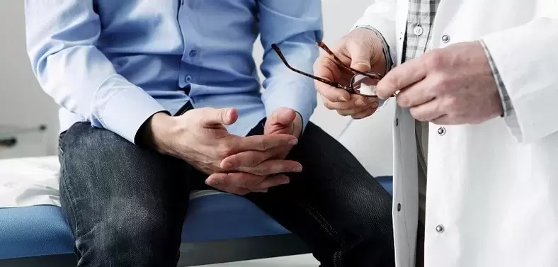 当出现前列腺炎的第一个迹象时，您应该咨询泌尿科医生以确认诊断。
